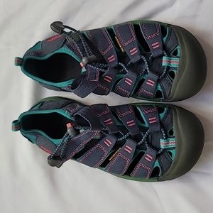 KEEN Kids size 3, women's size 4-4.5, UK 2